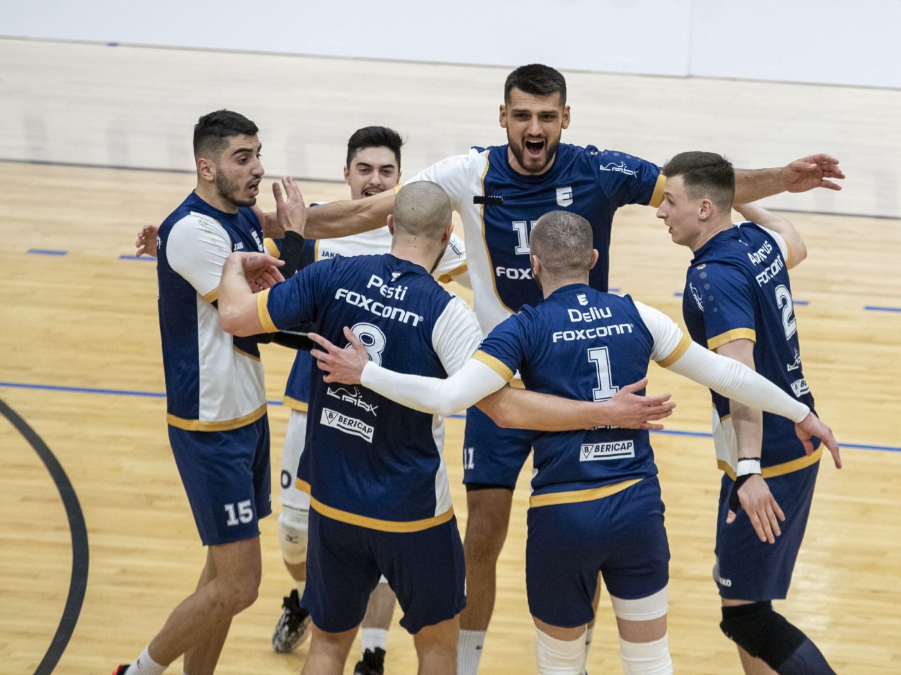 A férfi röplabdázók az aranyéremért, a nők a bennmaradásért küzdenek